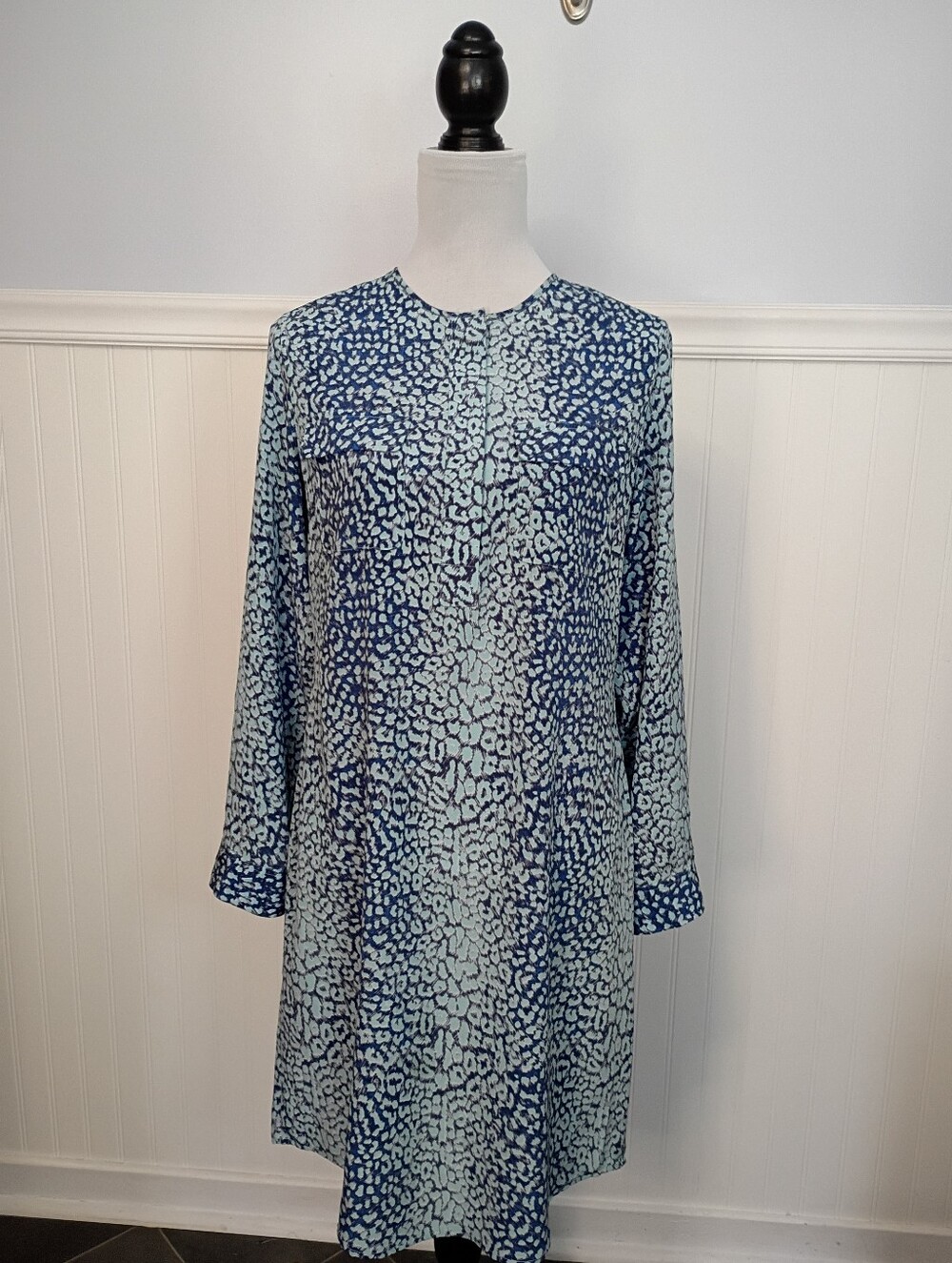 J. McLaughlin Blue Silk Cheetah Leopard Animal Print Shirt Dress Size Medium